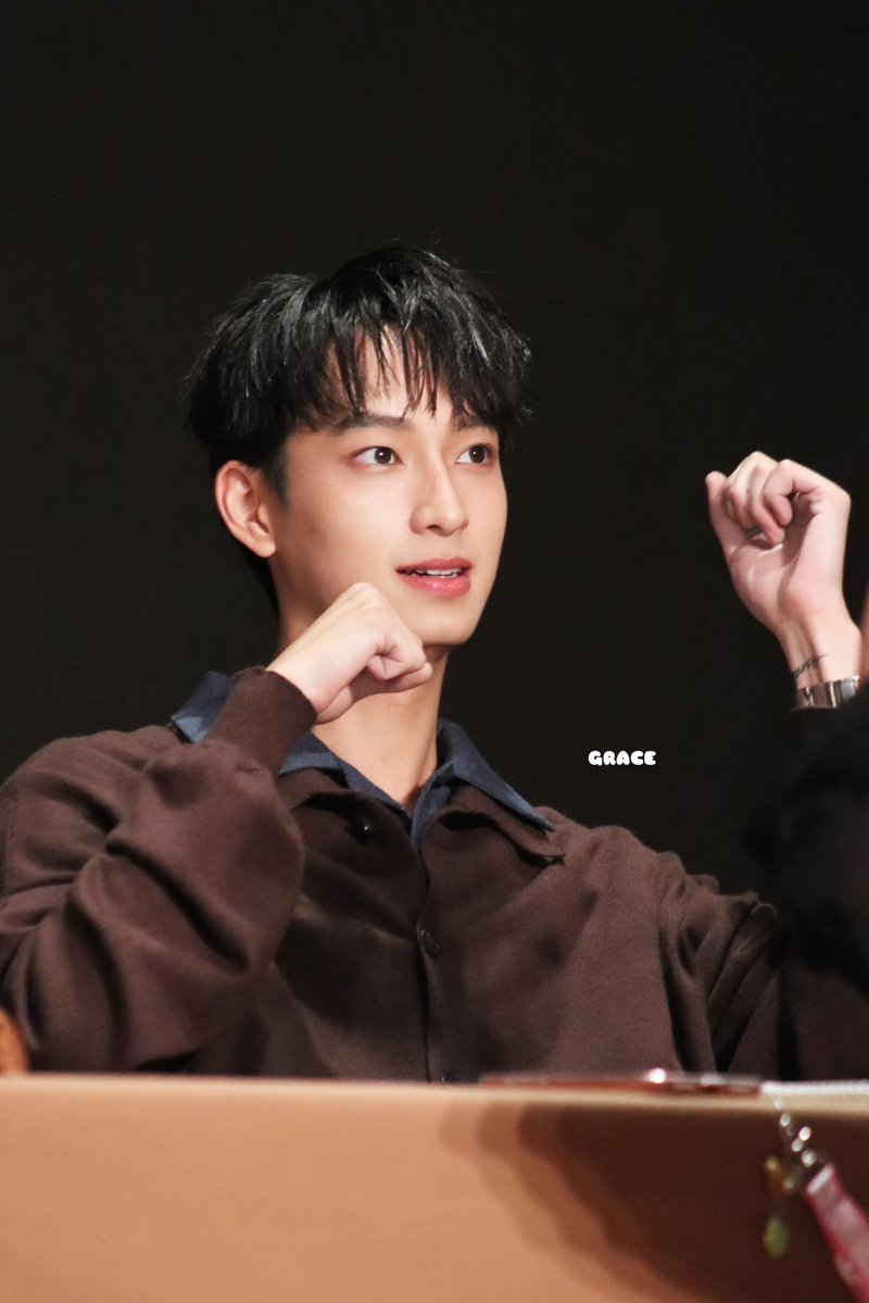 CHIMON FANSIGN HANGZHOU

Meow ~~~~~~~~~~~~~ 💛

#ChimonFansigninHangzhou
#ChimonWachirawit