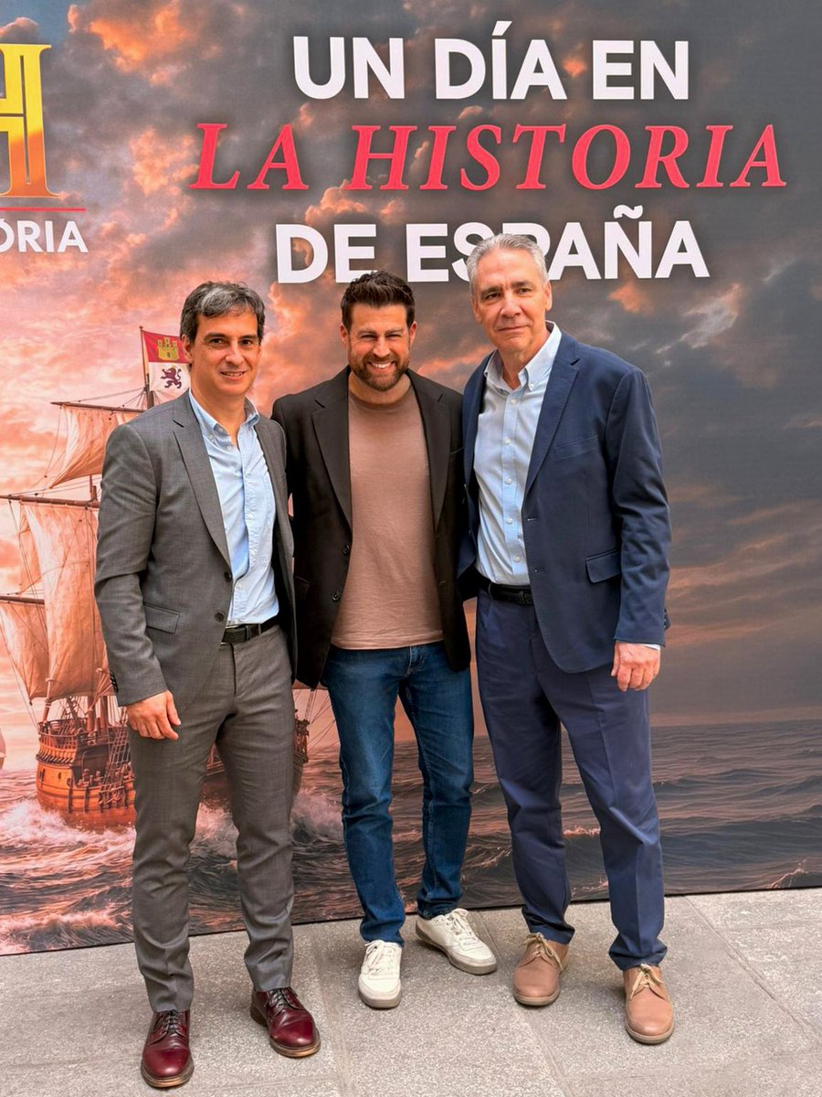 I_MartinLerma's tweet photo. Ayer asistí al evento de presentación de “Un día en la Historia de España” de @CanaldeHistoria en la @rabasf (Madrid). Un formato original que propone algo tan sencillo como necesario: detenerse en las efemérides para entender mejor quiénes fuimos y quiénes somos… Y todo ello presentado por José Carlos Gracia, director del premiado podcast @memoriastambor 👏🏻 ¡Agradecido por la invitación! 😌