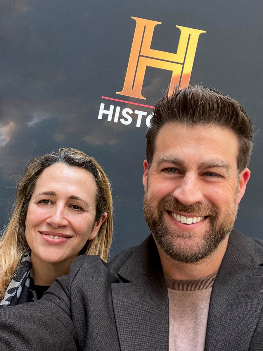 I_MartinLerma's tweet photo. Ayer asistí al evento de presentación de “Un día en la Historia de España” de @CanaldeHistoria en la @rabasf (Madrid). Un formato original que propone algo tan sencillo como necesario: detenerse en las efemérides para entender mejor quiénes fuimos y quiénes somos… Y todo ello presentado por José Carlos Gracia, director del premiado podcast @memoriastambor 👏🏻 ¡Agradecido por la invitación! 😌