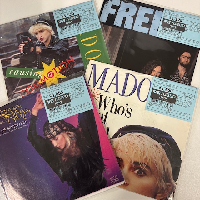 HMVrs_shibuya's tweet image. 【渋谷】明日4/30(木)1F中古新入荷
1F新着中古品はROCK 7インチシングルを約200点の大放出♪

■出品リスト
hmv.co.jp/news/article/2…

※WEB出品は翌日開店以降の出品となります

#newarrival #新入荷 #used #中古