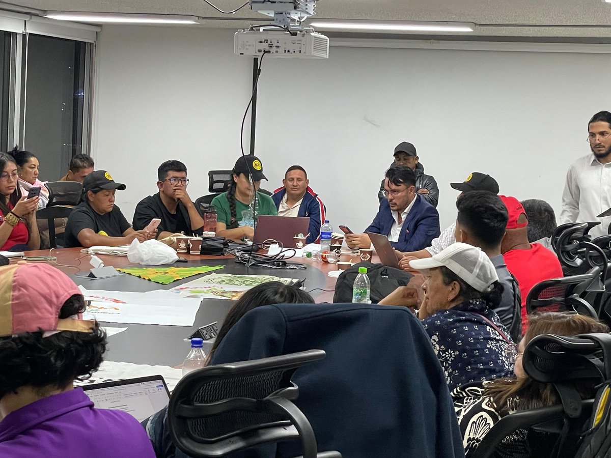 agendanacionalc's tweet photo. Luego, de 2 dias de trabajo y un diálogo constructivo, nos hemos puesto de acuerdo con @AgenciaTierras en continuar luchando y movilizados por la Reforma Agraria y LA VIDA. Nos vamos alegres a sembrar  comida y vida para Colombia. Agradecidos
@petrogustavo 
@harmanfelipe https://t.co/ACIE4otmEM
