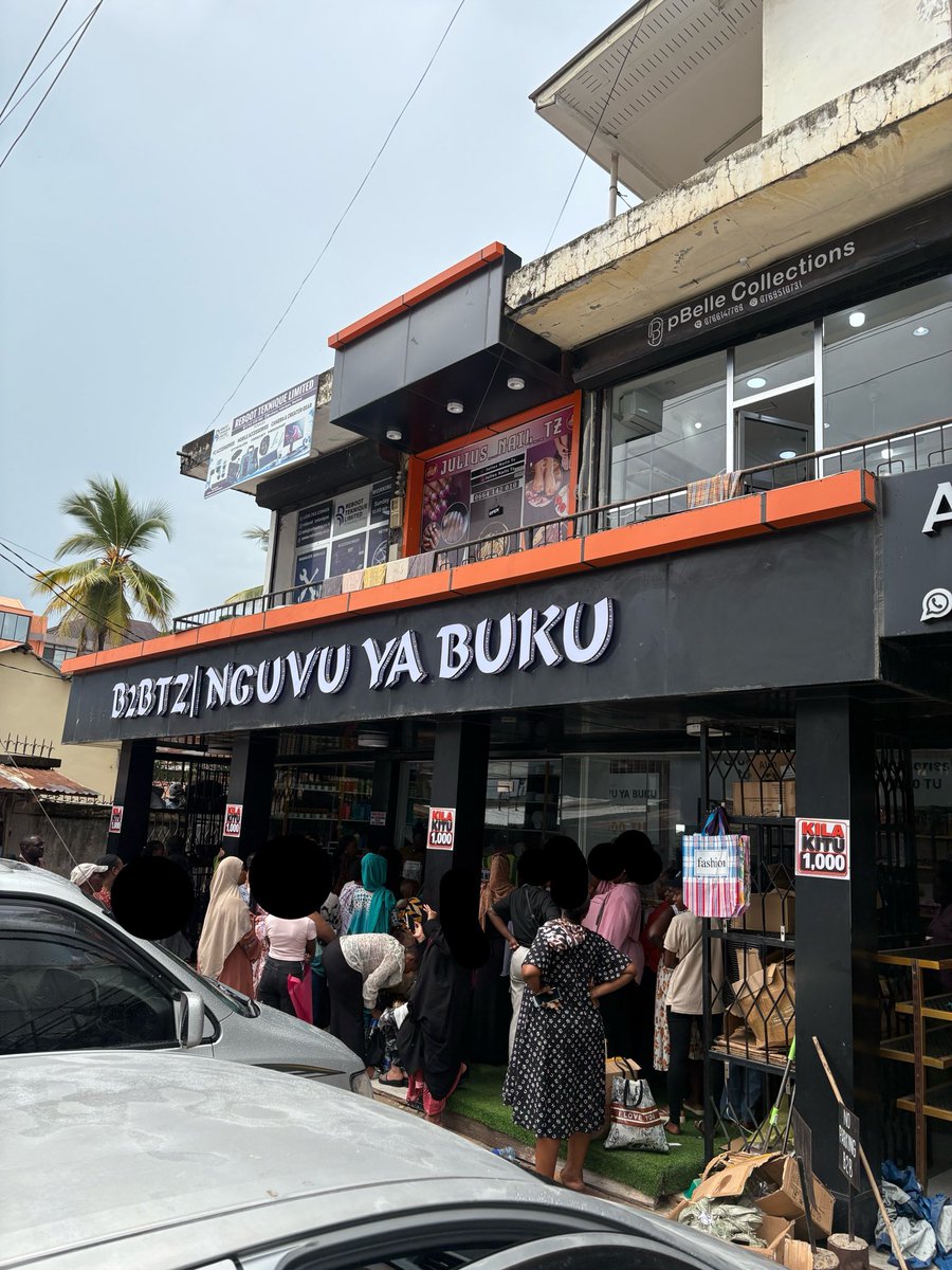 Juzi nilikuwa napita mwenge nikaona hili duka watu wanasubiri nje coz ya foleni hawaenei ndani😂 sikuweza ata kuingia coz I was in a rush.