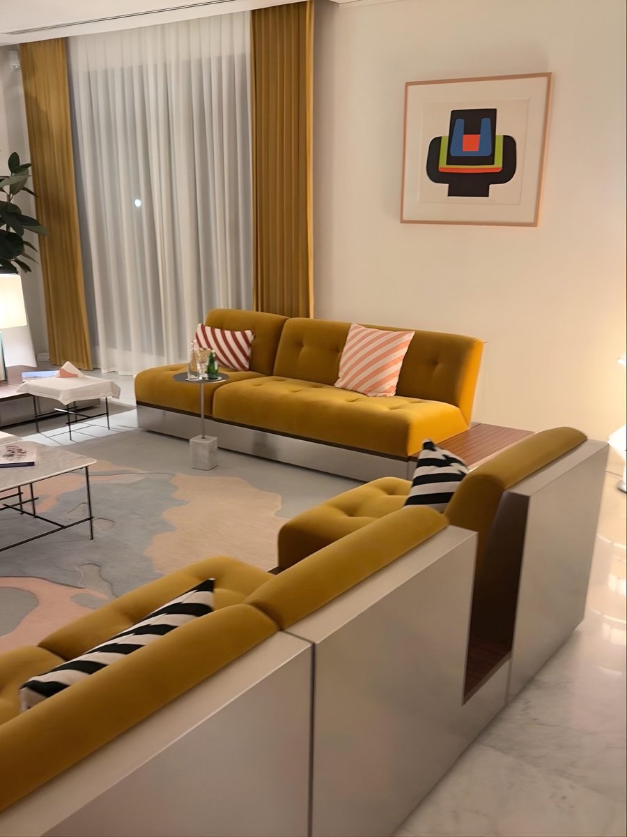 FranceKoweit's tweet photo. L’Ambassadeur @Gauvinolivier  a eu le plaisir de recevoir @Abdulaziz_anjri de l’Institut @ReconnResearch . Un échange riche sur les relations internationales,mais aussi sur l’art de vivre &amp; la valorisation du mobilier national, avec un fin connaisseur des arts décoratifs. https://t.co/nBYJlMwl8O