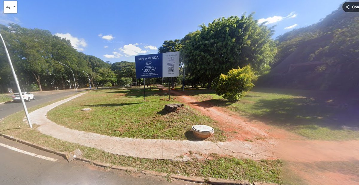 matheuscarvalhx's tweet photo. Todo dia um antes e depois tenebroso do governo de Ibaneis e Celina. Quebraram essa calçada em 2020 pra uma obra nesse terreno que não saiu. Até hoje acham que não precisa refazer a calçada, até a terra batida de tanta gente passar ali todo dia virar uma calçada. GDF que fez. https://t.co/hBwX5qyDu9