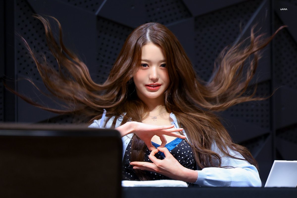 _wonyoungswife's tweet image. how did her hair do that