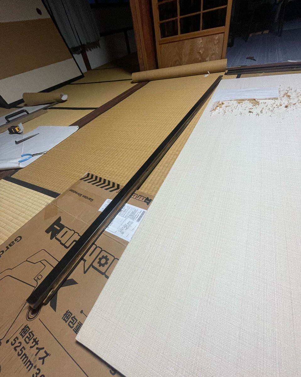 notohibachi's tweet image. 猫にやられた襖を補修しました。
木枠の外し方がわからんかった。
まずは上下の枠を外し、横の枠はネジではまっているので上からゴムハンマーで叩くと外れます。
木枠を外して、余っていたフロア用のシールを貼りました。
とりあえずの補修にしてはいい感じ。
#猫 
#古民家 
#DIY