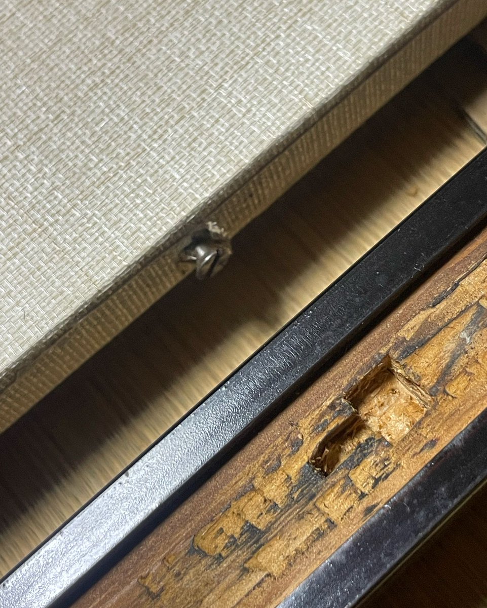 notohibachi's tweet image. 猫にやられた襖を補修しました。
木枠の外し方がわからんかった。
まずは上下の枠を外し、横の枠はネジではまっているので上からゴムハンマーで叩くと外れます。
木枠を外して、余っていたフロア用のシールを貼りました。
とりあえずの補修にしてはいい感じ。
#猫 
#古民家 
#DIY