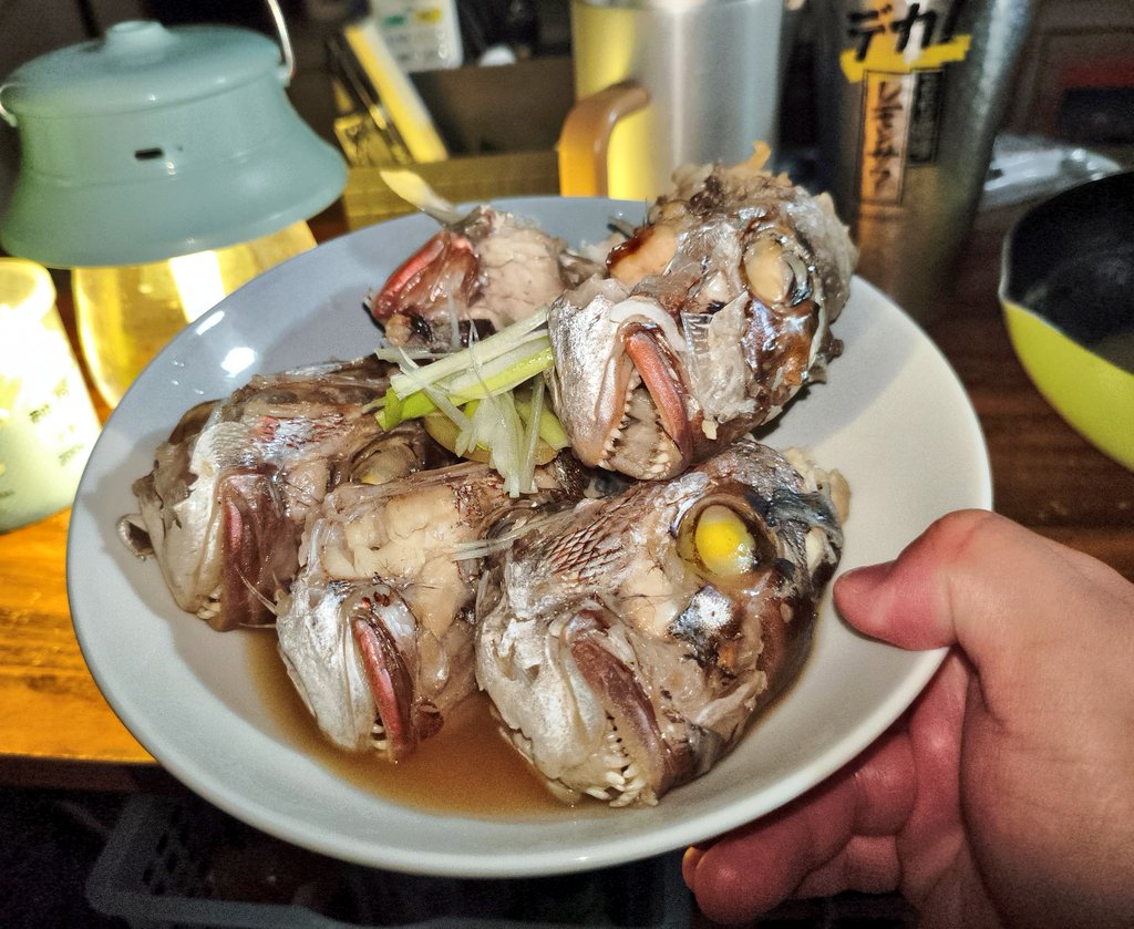 私も、ちくわさんみたいに独身男料理でバズらせたいです。とりあえず部屋を暗くしてみました。