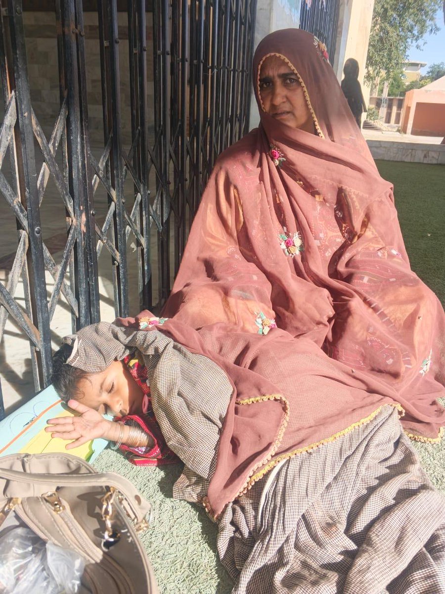 ننھی سی پری عائشہ بلوچ جس کی عمر کھیلنےکی ہے اس عمر میں بھی بلوچ بچیوں کے خوشیوں کو لاپتہ کرتے ہیں آج آٹھویں روز عائشہ اپنی نانی کے ساتھ انکی حوصلہ اور ہمت  بن کر مزاحمتی جوزہ کے ساتھ  اپنی ماں خدیجہ بلوچ کی بازیابی کی راہ دیکھ رہی ہے
#ReleaseKhadijaBaloch
#SaveBalochWomen