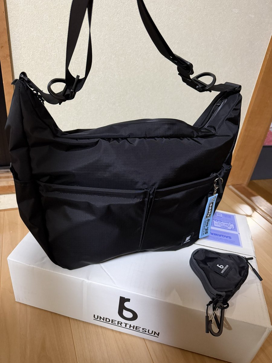 KizukaLe9's tweet image. 名前からしてカッコ良すぎるカバンBASISの開封
デカめのショルダーがあれば良いのにと思ったら発売されたので即買い。前に後ろにポケットがたくさん、メインも大容量。
家出するぐらいの荷物なら余裕で入ります
それと念願のおにぎりの黒！再販多謝でござる😍
#underthesun
#basis