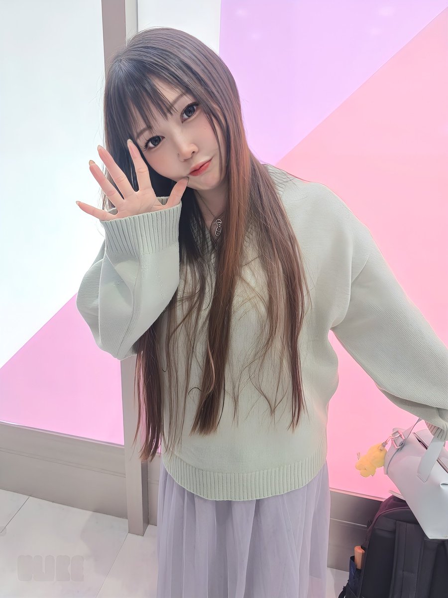 kinoppi0304's tweet image. 今日も #yuuki✨ちゃんに会いに
#MK本店 さんへ=͟͟͞͞🚄=͟͟͞͞

抽選67番で入場するとゆーちゃんの隣の転生2が空いてたのでフォロワーさんとゆーちゃん挟んで並び打ち(≧▽≦)
ゆーちゃんは当たり早いけど自分はNo天破で1000Gまで連れていかれたりと心折れてギブアップ🥹