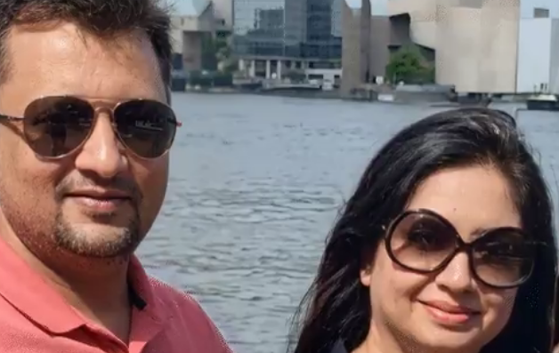 newsnetmzn's tweet image. #Uttarakhand की बिल्डर राखी मित्तल दुबई में गिरफ्तार, इंटरपोल की मदद से एक्शन।
जल्द भारत लाने की तैयारी।
आरोप — देहरादून में हाउसिंग प्रोजेक्ट के नाम पर 90 खरीदारों से ₹45 करोड़ की ठगी।
पति दीपक मित्तल अभी फरार, दोनों पर 9 FIR दर्ज।
#Dehradun #HousingScam #Interpol