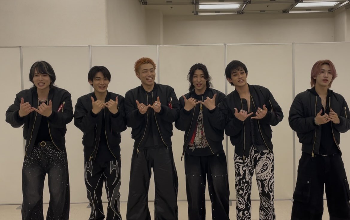 maiasa0205's tweet image. 8部 全員𓆩❤︎𓆪フィナーレ𓆩❤︎𓆪
曉君が仕切って、家族でペット😆
 #WATWING
 #Windy