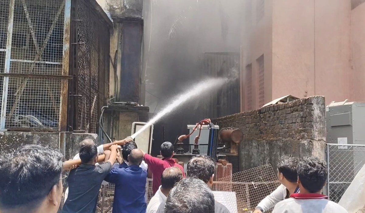 airnews_abad's tweet image. ➡️#દમણના સિલ્વર ઇન્ડસ્ટ્રિયલ એસ્ટેટમાં આવેલી 'ઋષિ પેકેજિંગ' કંપનીમાં બપોરે 12:30 વાગ્યાની આસપાસ આગ લાગતા અફરાતફરી મચી હતી. ફાયર વિભાગની 3 થી 4 ગાડીઓએ ભારે જહેમત બાદ આગ પર કાબૂ મેળવ્યો હતો.
#FireIncident #IndustrialSafety #Bhimpore #DamanNews #FireFighters #EmergencyUpdate