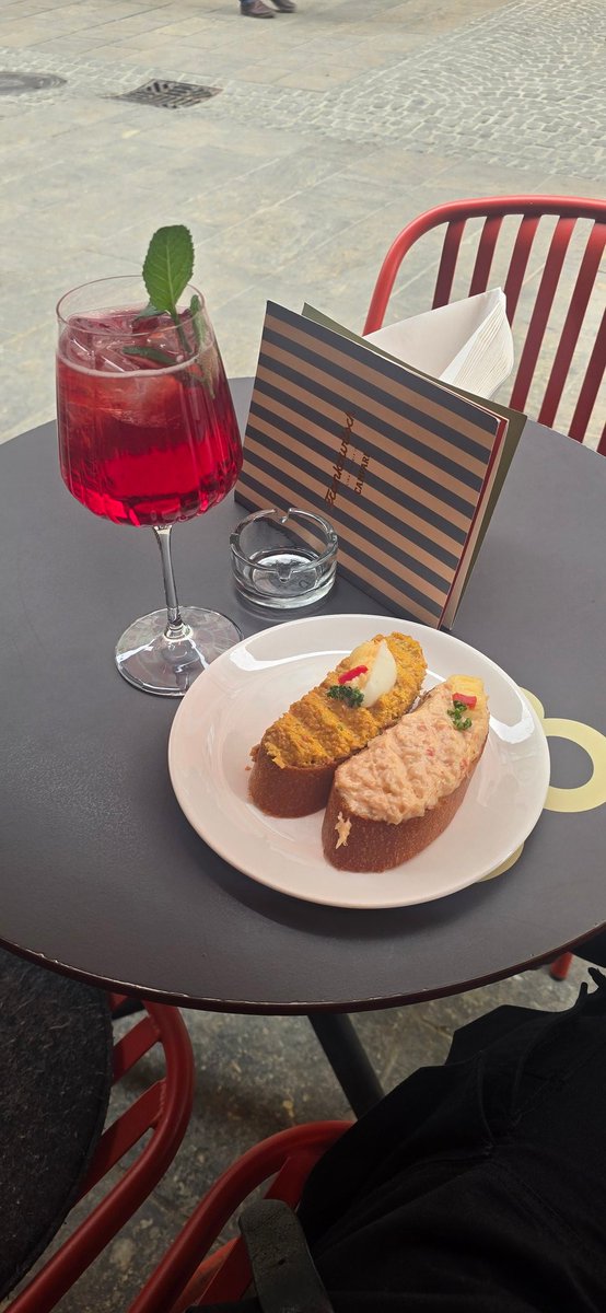Blue_Green008's tweet photo. Frankowitsch, ob nun dort sitzen und die Menschen beobachten, kleine Happen und trinken, oder über die App #togoodtogo bestellt und morgens bei Wuffel zum Frühstück.
Es ist immer lecker und frisch und für einen kleinen Brunch-Abstecher richtig. https://t.co/x8rqBmxt5e