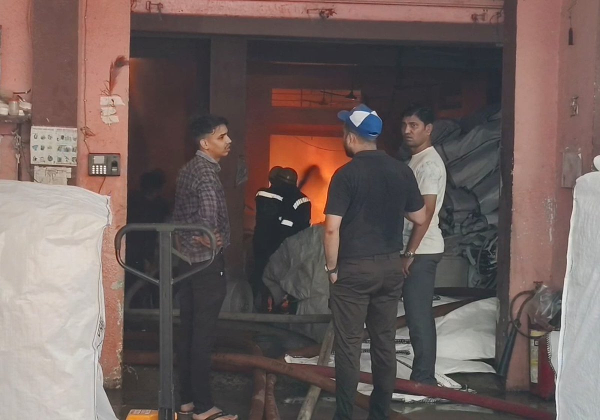 airnews_abad's tweet image. ➡️#દમણના સિલ્વર ઇન્ડસ્ટ્રિયલ એસ્ટેટમાં આવેલી 'ઋષિ પેકેજિંગ' કંપનીમાં બપોરે 12:30 વાગ્યાની આસપાસ આગ લાગતા અફરાતફરી મચી હતી. ફાયર વિભાગની 3 થી 4 ગાડીઓએ ભારે જહેમત બાદ આગ પર કાબૂ મેળવ્યો હતો.
#FireIncident #IndustrialSafety #Bhimpore #DamanNews #FireFighters #EmergencyUpdate