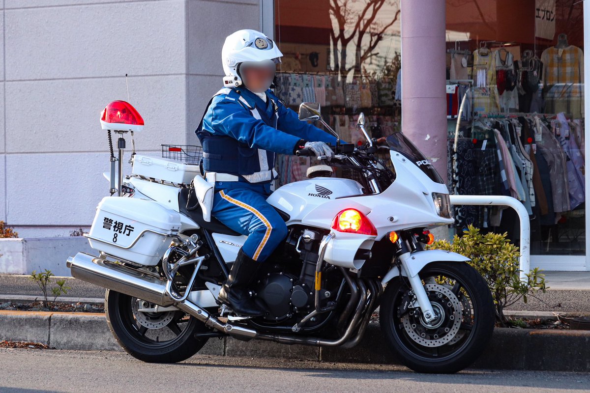 JC15_Chuo209's tweet photo. 警視庁　第八方面交通機動隊
CB1300P    交通部白バイ

二ヶ月ぶりの投稿は地元交機を😊
#警視庁 #CB1300 #白バイ https://t.co/0R1TnWRfHQ