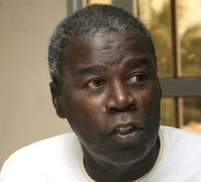 MadembAS's tweet photo. Par un 29 avril : Camara Mame Alioune Less
Salut les Jarbaat. Vous constaterez que je n’ajoute rien à mon post d’il y a un an concernant votre Tonton Camara Mame Alioune Less. Priez pour lui, pour Abdourahmane Camara, Jean Meïssa Diop, Vieux Sakho, Sidy Lamine Niasse, Bakary Traoré, et tous les autres — ces journalistes de @walfadjrisn que certains d’entre vous ont connus à la maison.

29 avril 2023 : Décès à Dakar, à l’âge de 67 ans, de Mame Alioune Less Camara, journaliste et formateur. Grand éditorialiste et chroniqueur, il aura été un modèle pour des générations de journalistes.
Il fut secrétaire général du Syndicat des professionnels de l’information et de la communication du Sénégal (SYNPICS). Le président Macky Sall fera de lui, le 1er mai 2023, le parrain du Centre d’études en sciences et techniques de l’information et de la communication (CESTI) de Dakar, d’où il était sorti comme journaliste et où il avait longtemps exercé comme enseignant-chercheur.

🇸🇳 Prière, mémoire et devoir de transmission

Il m’est difficile de parler de Mame Less sans, d’abord, demander à Allah de lui renouveler Son infinie miséricorde. Toute personne proche de moi connaît les liens qui m’unissaient à lui. Ils remontent à 1976, au département de philosophie, où nous avions atterri — lui venant de Van Vo, moi de Faidherbe — par ignorance commune de la décision du président Senghor de fermer le département de sociologie. Comme quoi, de l’ignorance partagée peut naître l’amitié.

Nous avons cheminé ensemble jusqu’à la maîtrise avant de prendre — n’ayant pas la vocation d’enseignant, ce noble et passionnant métier — des trajectoires universitaires différentes, guidées par nos projets intellectuels.

Quelques années plus tard, à un an d’intervalle, nous sommes devenus étudiants au @CESTIDAKAR . Quand il me reprochait, en plaisantant, de l’avoir poussé dans la «galère médiatique», je lui rétorquais que ma seule «gloire» dans la presse est de l’avoir convaincu de me rejoindre au CESTI — qui porte désormais son nom — puis, plus tard, à Walf, où il deviendra le fameux «Abdou Sow».

Poir parler de Less, je vois renvoie à Pape Ngaañ Njaay de la TFM qui  lui avait d’ailleurs consacré une Édition spéciale avec une partie : «Mademba Ndiaye parle de sa relation et de son parcours inédit avec Mame Less Camara» : 👉 https://t.co/nCgWVZhvg5

Le jour de son inhumation, j'avais dit aussi quelques mots davant la presse : 
👉 https://t.co/aAQPD3FKtk

On me suggère régulièrement la publication des «Chroniques de Abdou Sow ». Les textes sont déjà rassemblés. Cependant, les droits intellectuels et moraux appartiennent aux héritières et héritiers de Mame Less. Par conséquent, seule la famille, en lien avec le journal Wal Fadjri, détient la légitimité pour une telle publication. Cela dit, il est évident que toutes les bonnes volontés sont prêtes à collaborer — en particulier Tidiane Kassé — pour répondre à cette attente. D’autant plus que les textes de Less restent, en 2026, d’une actualité saisissante.

Que Firdaws soit ta demeure, Less. Et aussi celle de l’autre Camara avec qui tu as passé tant de nuits blanches à la rédaction de Walf : Abdourahmane Camara, qui repose à Marmeyal, à Ndar.

#

29 avril 2001 : La coalition SOPI, qui soutient le président Abdoulaye Wade du Parti démocratique sénégalais (PDS), remporte les élections législatives anticipées avec 49,6 % des suffrages et 89 des 120 sièges de l’Assemblée nationale. Le taux de participation s’élève à 67,4 %.

🇸🇳 2001 : SOPI gagne… et le PS victime de son propre système

Historique changement de majorité parlementaire. Jarbaat Oumou Kaltoum Daba, tu avais voté ? Et le PS, d’une certaine façon, a été victime du mode de scrutin qu’il avait lui-même mis en place — ce même système que toute opposition conteste… avant de s’en accommoder une fois au pouvoir ! Il permet les majorités outrancières qui se révèlent souvent «mécaniques» au seul service du parti !

Il faut réfléchir au mode de scrutin, certes, mais sans tomber ni dans le syndrome de la majorité introuvable, ni dans l’application mécanique d’un scrutin majoritaire à deux tours, qui peut peut être une fausse bonne idée.

Tiens, Niasse était Premier ministre depuis le 3 avril 2000 (seul à avoir servi sous deux présidents) et ne le sera plus au 3 mars 2001, accusé par son patron Wade de « lorgner sur le fauteuil présidentiel » ! 
Et puis, ces derniers jours, je repense à une phrase de Laurent Gbagbo que m’a rapportée une amie, en attendant un gargantuesque ceebu yápp après le tuddde Anna-Naye :  « On parle bien d’un fauteuil présidentiel, pas d’un banc présidentiel. » À bon entendeur, salut.

#

29 avril 1963 : Suppression du poste de président du Conseil de gouvernement au lendemain de la crise survenue au sommet de l’État en décembre 1962.

🇸🇳 1963 : Senghor concentre les pouvoirs… mais Dia les détenait déjà
Bon, jarbaat tu sais tout sur la crise de 1962. Il faut simplement préciser que si Senghor en a profité pour concentrer tous les pouvoirs après le référendum du 3 mars 1963, Dia, lui aussi, les détenait déjà entre 1958 et 1962 en tant que président du Conseil.
D’où sa célèbre réplique en 1962 : «Comment puis-je faire un coup d’État alors que j’avais tous les pouvoirs?»
Pendant deux ans, il a gouverné sous état d’urgence sans passer par l’Assemblée nationale. Voilà pourquoi je reste dubitatif quand on impute certaines décisions uniquement à Senghor, tout en affirmant qu’il n’avait pas le pouvoir.
En réalité, la crise de 1962 n’était pas seulement une entreprise de liquidation de Mamadou Dia. Si tel avait été le cas, après la motion de censure, Senghor aurait simplement nommé un autre président du Conseil. Mais non : les députés ont voté une loi transférant immédiatement à Senghor tous les pouvoirs jusque-là détenus par Dia.
À une prochaine occasion — inshallah, si le café est bon — j’évoquerai d’autres protagonistes de cette crise, comme Momar Ngary Dé, que le général Mamadou Niang (mon président à l’ONEL) cite parmi les officiers patriotes victimes de Jean Alfred Diallo, alors CEMGA. Ce dernier a fini par reconnaître avoir exercé ses fonctions dans le cadre de l’assistance technique… française. Cela éclaire bien des choses.
👉Voir aussi : https://t.co/Sf8dVCjzwM

#
29 avril 1957 : Inhumation, à Saint-Louis, de Sylvain Sankalé, secrétaire général de la Guinée, décédé à Dakar le 24 avril 1957 à l’âge de 39 ans.

🇸🇳🇫🇷 Sylvain Sankalé : l’archive écrite contre les illusions généalogiques

Né le 2 novembre 1918 à Saint-Louis, il mena une brillante carrière d’administrateur des Colonies et fut gouverneur par intérim en Guinée. Premier Africain breveté de l’École nationale de la France d’outre-mer (ENFOM), il fut fait Chevalier de la Légion d’honneur à titre posthume. Si vous passez par les Invalides, vous pouvez y lire son nom gravé.

Son père Louis (1889–1941), son grand-père Édouard Dodds (1856–1939) et son arrière-grand-père Henri Dodds (1818–1882) étaient tous nés à Saint-Louis. Une rue à Diourbel porte son nom, et une promotion de l’ENAM lui est dédiée.

Si je m’étends autant sur sa généalogie — y compris celle de sa mère — c’est pour souligner l’importance de l’écrit dans la transmission. 

Chez nous, on s’appuie souvent sur la mémoire orale, avec ses beautés… mais aussi ses libertés. C’est ainsi que presque toutes les familles Ndiaye se rattachent à Ndiadiane Ndiaye, et que beaucoup de lignées religieuses remontent jusqu’au Prophète. Or, l’histoire rappelle parfois que certaines de ces filiations mériteraient d’être… documentées avec un peu plus de rigueur.

#

29 avril 1888 : Clément Léon Émile Thomas, précédemment chef du service de la Marine et des Colonies à Chandernagor (Inde), est nommé gouverneur du Sénégal.

🇸🇳🇫🇷 1888 : Quand un “Doomu Ndar” gouvernait… jusqu’en Inde française

Né à Saint-Louis le 26 novembre 1840, ce Clément Thomas était, techniquement, un doomu Ndar. Comme dirait mon adorable jarbaat Awa Cissé, cela signifie qu’un enfant de Saint-Louis a pu être gouverneur… jusque dans l’Inde française !

On peut se demander s’il n’existait pas une forme de reproduction « biologique » de l’administration coloniale : naître à Saint-Louis signifiait souvent appartenir déjà à ce monde-là.

Mais bon, diplomate né (car Doomu Ndar ? 😃), il a su tisser d’excellentes relations avec les Britanniques, au point d’être fait Chevalier de l’Ordre de l’Empire des Indes en 1893.

#Kebetu #Senegal #MameLessCamara #29avril2026
Note : Dans ces conversations avec mes jarbaat qui savent que je ne suis expert en rien, à part mes commentaires très subjectifs, partiels, biaisés et précédés de 🇸🇳, vous pouvez accéder à toutes ces information dans des milliers de sites de l’Internet! Notamment SenegalDates.