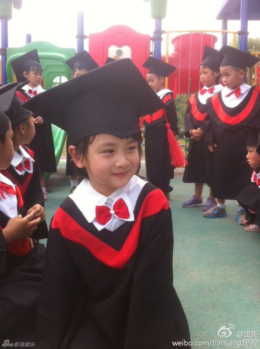falloun70519318's tweet image. "Graduation cap up, heart full—cheers to the ones who turned late nights u0026 inside jokes into forever memories!  #ClassOf2024 #ForeverFriends"