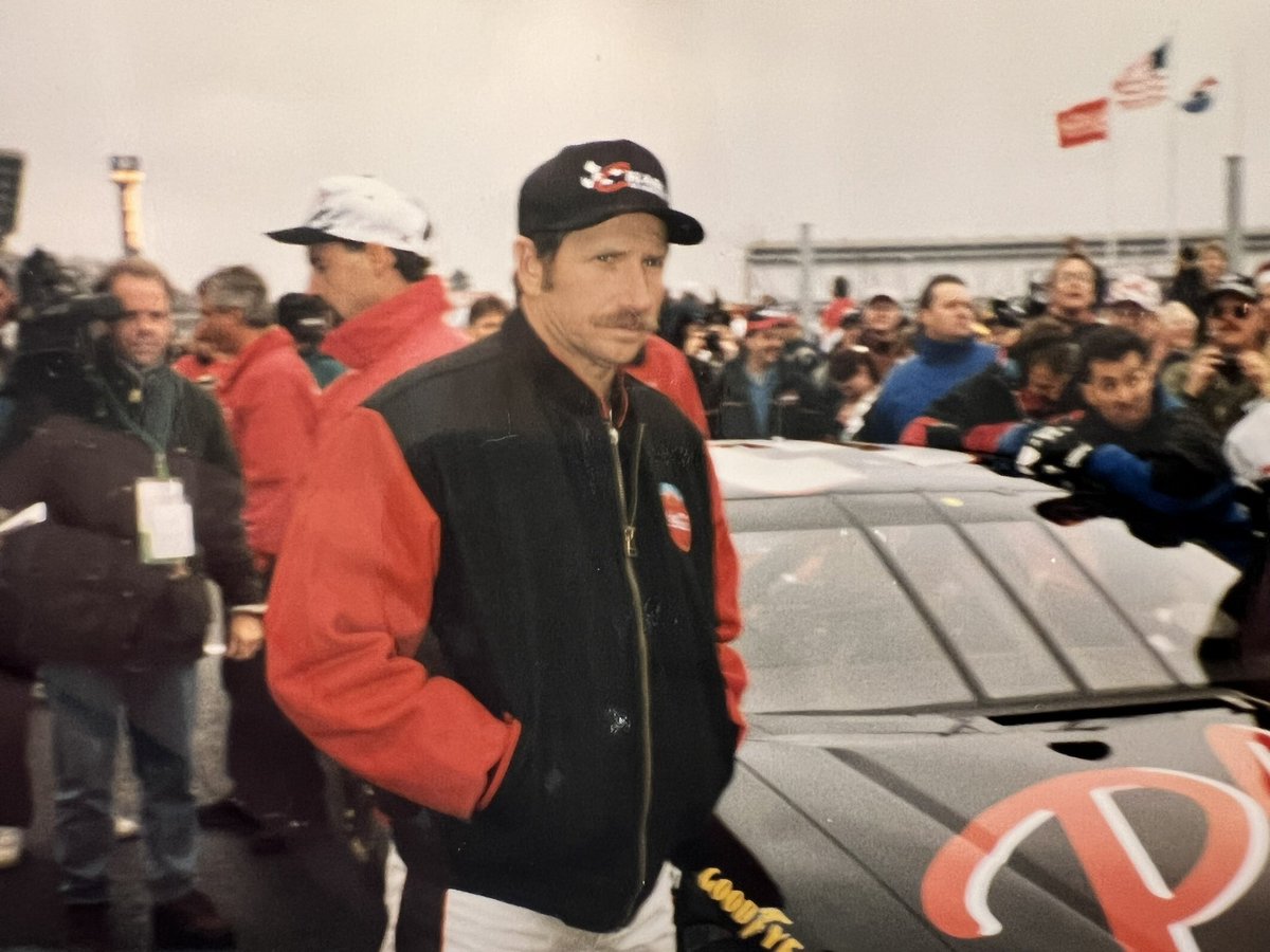 RavinDaveRich8's tweet photo. Remembering The Man in Black,Dale Earnhardt He would have been 75 today
#Intimidator #Nascar #7timeChamp https://t.co/w5sbohNsXf