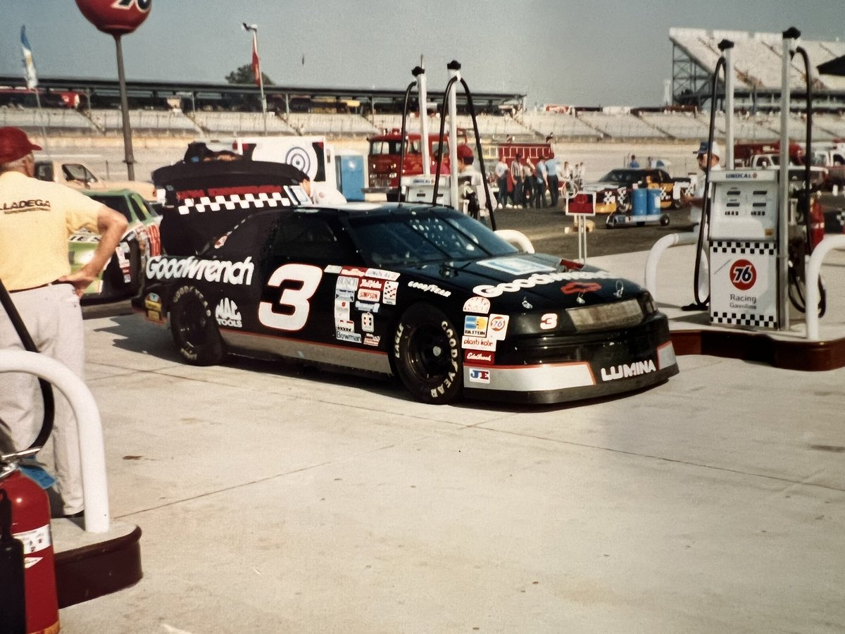 RavinDaveRich8's tweet photo. Remembering The Man in Black,Dale Earnhardt He would have been 75 today
#Intimidator #Nascar #7timeChamp https://t.co/w5sbohNsXf