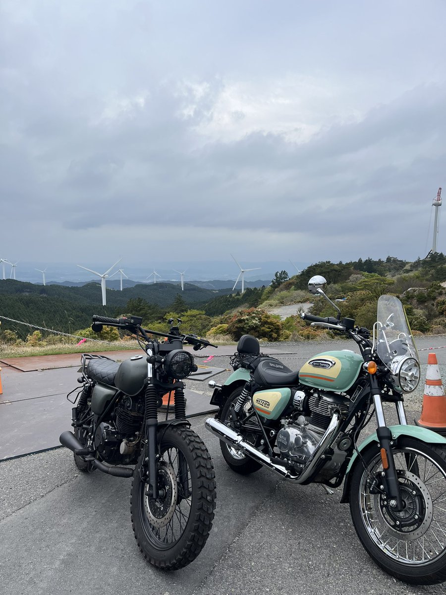 damoe_moto's tweet photo. 三重、伊賀(津)にて
青山高原🌬️とside project cafe🍔でした。今日も今日とて☁️
#mutt × #royalenfield

#ロイヤルエンフィールド
#meteor350
#メテオ350 https://t.co/yuKkF62lzn