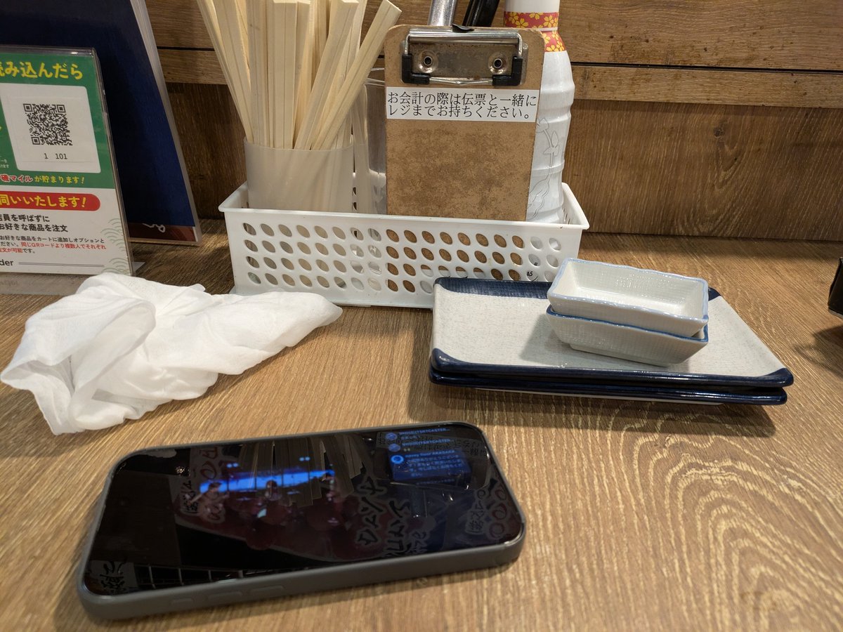 tsrtcaster's tweet photo. 未知の沼のライブを配信で見ながら軽く食事と一人飲みします

ってか配信の音良すぎんか…？？？ https://t.co/sO42Jp21jn