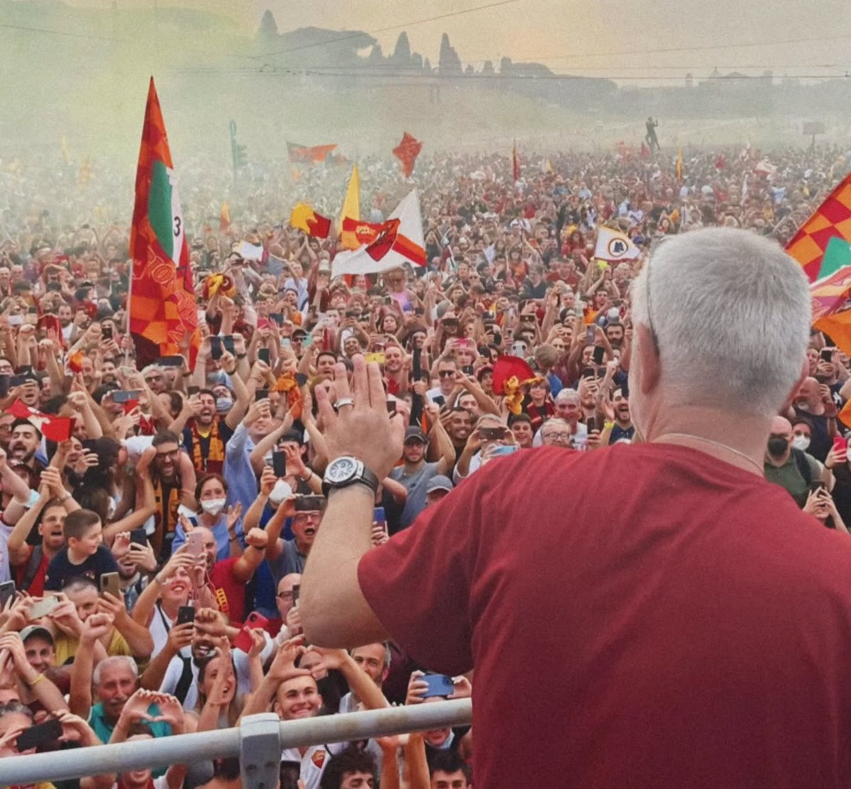 ASRomaNostalgia's tweet image. «Nessuno se la prenda con i tifosi romanisti dicendo che è colpa loro se non si vince.
I tifosi giallorossi sono quelli che aiutano la squadra, nessuno li deve toccare.»
Grazie per sempre, José! 🇵🇹💛❤️
#Mourinho #ASRoma