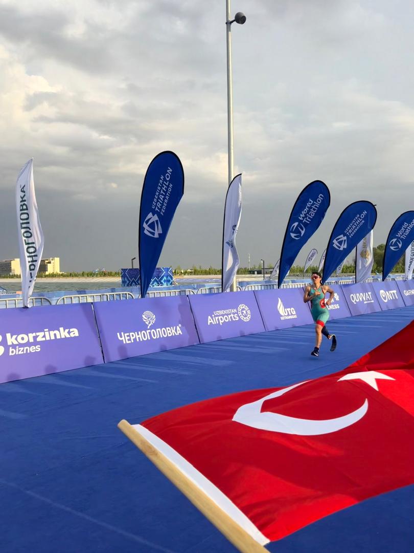 TC_SemerkantBK's tweet photo. Millilerimiz 2026 Paratriatlon Dünya Şampiyonası Semerkant ayağını iki altın madalyayla tamamlayarak yurda döndüler. Yanlarında olmak bize gurur ve cesaret verdi. https://t.co/wtFDM1TMRa