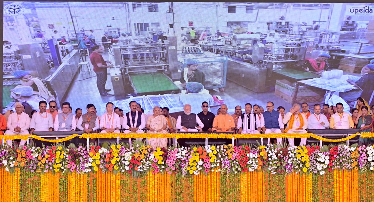 TVonehindustan's tweet image. गंगा एक्सप्रेस-वे का लोकार्पण 🚧
Narendra Modi जी के नेतृत्व में उत्तर प्रदेश विकास की नई ऊंचाइयों पर।
यह एक्सप्रेस-वे केवल दूरी नहीं, बल्कि विकास, रोजगार और समृद्धि का मार्ग है।
#Hashtags: #GangaExpressway #NarendraModi #UPDevelopment #NewIndia #Infrastructure #Vikas #UttarPrade