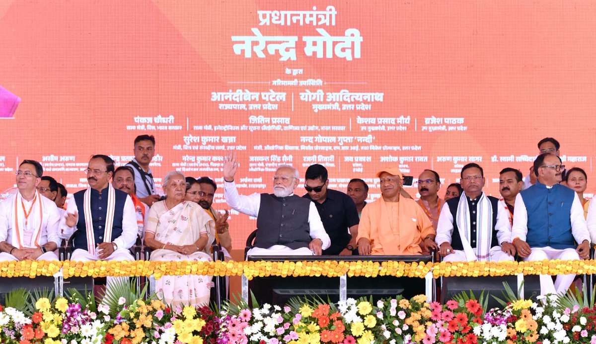 TVonehindustan's tweet image. गंगा एक्सप्रेस-वे का लोकार्पण 🚧
Narendra Modi जी के नेतृत्व में उत्तर प्रदेश विकास की नई ऊंचाइयों पर।
यह एक्सप्रेस-वे केवल दूरी नहीं, बल्कि विकास, रोजगार और समृद्धि का मार्ग है।
#Hashtags: #GangaExpressway #NarendraModi #UPDevelopment #NewIndia #Infrastructure #Vikas #UttarPrade