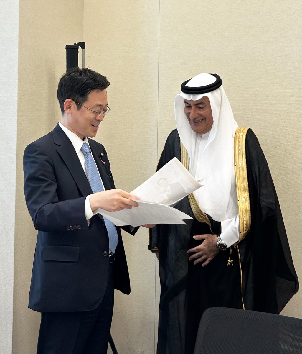 KenAkamatsu's tweet photo. 昨日は、12時から「日本・サウジアラビア友好議連」。日本の原油はその4割がサウジアラビアからの輸入。そしてサウジではキャプテン翼など日本のコンテンツが大人気。駐日サウジ大使とは「漫画アニメの力で両国間の友好を築こう」という前向きな会話ができた。（サウジの文化大臣の似顔絵を描いたのは文科政務官時代）

その前は、朝8時から「知的財産権創出・保護小委員会」。肖像権、パブリシティ権、声の権利等について、法務省から報告。今後も多少荒れそう。
10時半から松山参議院議員会長と会��。
13時半から、極地研の所長が訪問。100万年前のアイスコアの話など。
16時半から、小林史明議員の会合でゲスト挨拶。コンテンツ小委員会でお世話になっております。