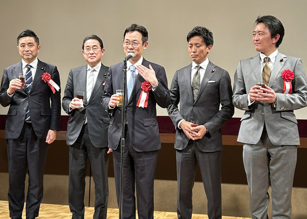KenAkamatsu's tweet photo. 昨日は、12時から「日本・サウジアラビア友好議連」。日本の原油はその4割がサウジアラビアからの輸入。そしてサウジではキャプテン翼など日本のコンテンツが大人気。駐日サウジ大使とは「漫画アニメの力で両国間の友好を築こう」という前向きな会話ができた。（サウジの文化大臣の似顔絵を描いたのは文科政務官時代）

その前は、朝8時から「知的財産権創出・保護小委員会」。肖像権、パブリシティ権、声の権利等について、法務省から報告。今後も多少荒れそう。
10時半から松山参議院議員会長と会��。
13時半から、極地研の所長が訪問。100万年前のアイスコアの話など。
16時半から、小林史明議員の会合でゲスト挨拶。コンテンツ小委員会でお世話になっております。