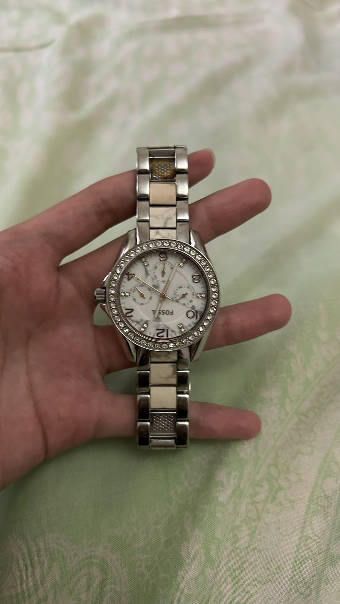 echishilla_'s tweet image. WTS Fossil Watch/Jam Kondisi ada yang copot sisa aman! Jam bekerja aman sekali

Dijual: 750rb
Awal beli: 2jt ++

Box masi ada !

#wts #jam #jamfossil #zonauang #zonajajanᅠ   #watch #fossilwatch 

CO toko oren Echi!