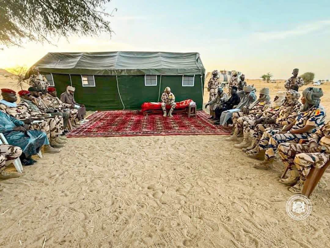 LwarhibaM's tweet image. #Tchad🇹🇩 : Le Président Déby Itno s'installe à Igot pour évaluer la situation sécuritaire après des violences intercommunautaires meurtrières.

Le Président de la République, Chef de l'État, Maréchal Mahamat Idriss Deby Itno, est arrivé ce mardi au village d’Igot, dans la
