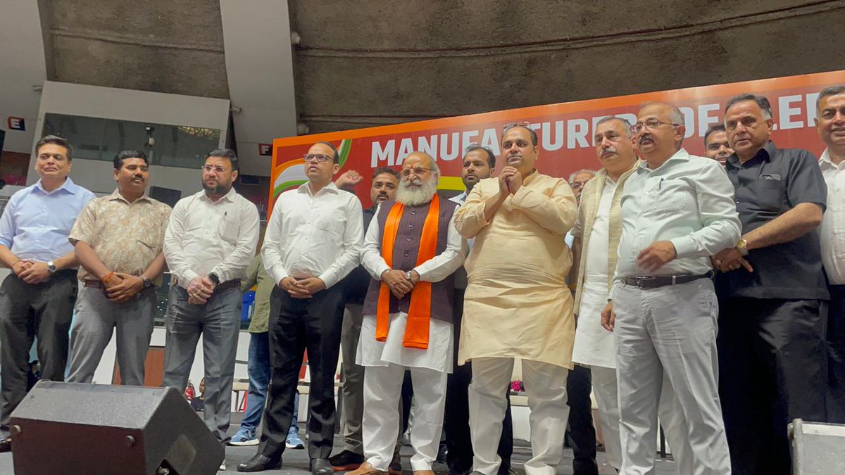 JaiBhagwanGoyal's tweet image. तालकटोरा स्टेडियम में ई-रिक्शा डीलर, निर्माता एवं चालकों की समस्याओं के समाधान हेतु आयोजित बैठक में सम्मिलित हुआ तथा उपस्थित सभी साथियों को संबोधित किया।
दिल्ली सरकार द्वारा प्रत्येक समस्या के समाधान हेतु सकारात्मक कदम उठाए गए हैं ।
#ERickshaw #Delhi #Development #Transport