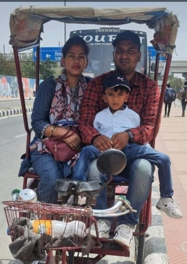 भैया, 40 रुपया लो, 

लेकिन मै सुबह से भूखा हूँ... 

कल दोपहर घर से गांव के लिए निकला, 

रिक्शा वाला बोला, सर, कहाँ जाएँगे? 

मैंने कहा बस अड्डा जाना है। 

60 रुपया लूँगा। 

मैंने कहा 40 ले लो है। 

रिक्से वाले कहा ठीक है, मै सुबह कुछ नहीं खाया। 

तभी ई-रिक्शा वाला आ धमका, 

"30