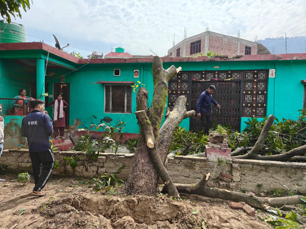 PoliceBageshwar's tweet image. मुस्तैद बागेश्वर फायर सर्विस: आंधी-तूफान में दी राहत! 📷📷
आज बागेश्वर फायर सर्विस ने खराब मौसम के बीच दो प्रमुख रेस्क्यू किए
#BageshwarPolice #FireService #Rescue #EmergencyResponse