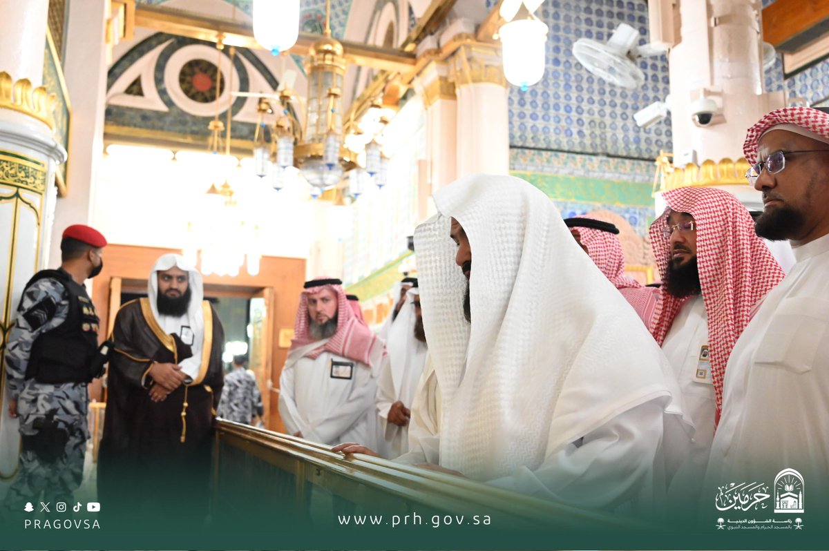 PRAGOVSA's tweet photo. معالي رئيس الشؤون الدينية يزور الروضة الشريفة ويؤكد أهمية الالتزام بالهدي النبوي في آداب الزيارة 

زار معالي رئيس الشؤون الدينية بالمسجد الحرام والمسجد النبوي، الشيخ الأستاذ الدكتور عبدالرحمن بن عبدالعزيز السديس، الروضة الشريفة في المسجد النبوي، حيث تشرّف بالسلام على رسول الله ﷺ وصاحبيه رضي الله عنهما، وأدّى الصلاة في الروضة الشريفة.

وأكد معاليه أهمية الالتزام بالمنهج الشرعي المستمد من الكتاب والسنة في آداب الزيارة، والحذر من المحدثات والبدع، وتعظيم شعائر الله، واغتنام مواسم الخير، واستحضار معاني الاقتداء بالنبي ﷺ واتباع هديه.

كما عبّر معاليه عن شكره لله تعالى على ما تنعم به هذه البلاد المباركة من عنايةٍ فائقة بالحرمين الشريفين وقاصديهما، سائلًا الله عز وجل أن يديم على بلادنا أمنها واستقرارها، وأن يتقبل من الجميع صالح الأعمال.