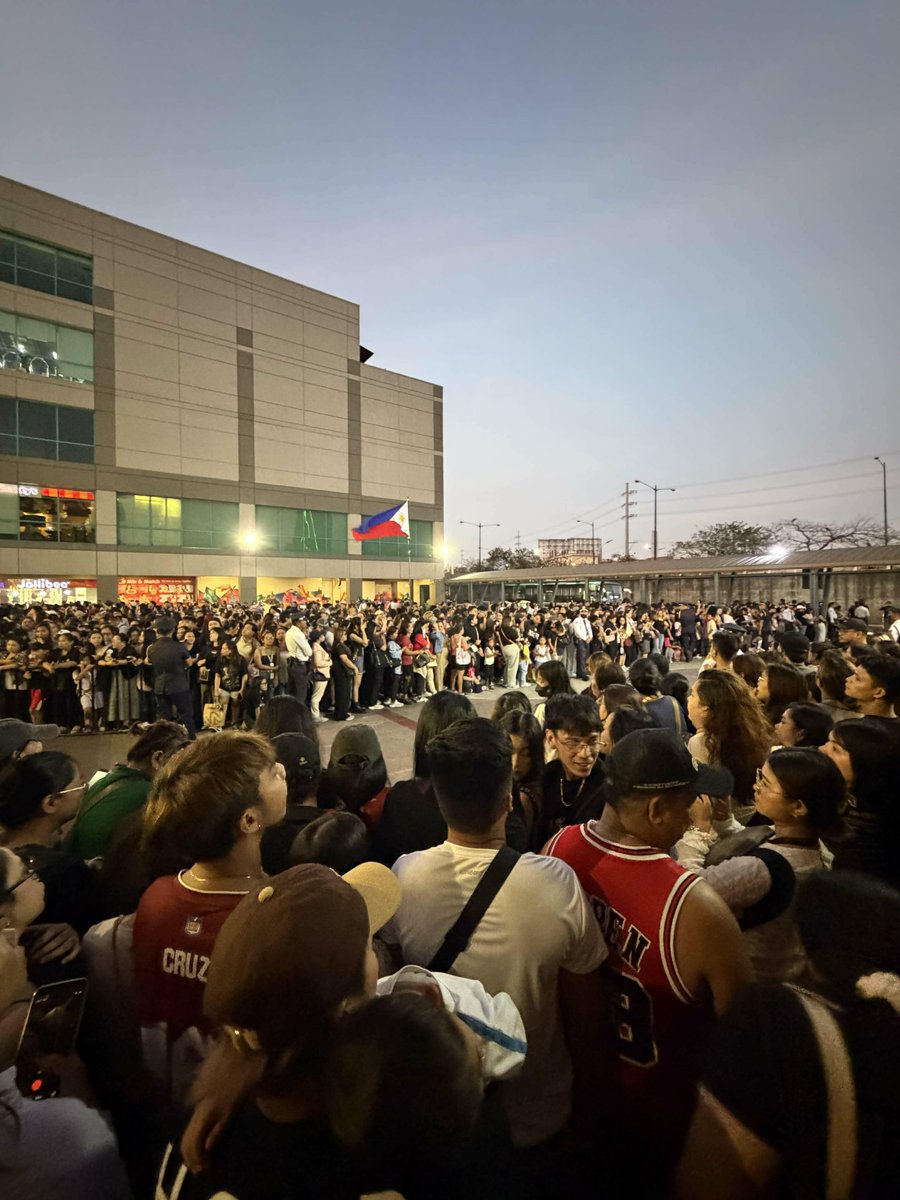 Look at the crowd here in Market Market for SB19.