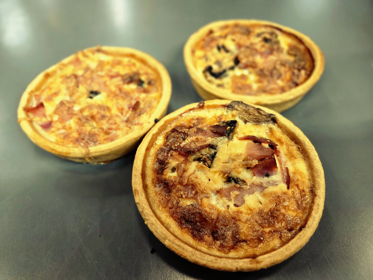 PIEd_PIEper's tweet image. mates, @MH_Taytoes and @MHT_NorthWales for the opening of their new pad on Henblas Street. Glad to see hard work pay off ❤️

#supportlocal #food #tuesday #sunnydays #friends