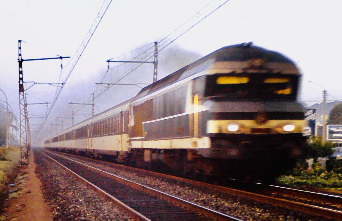 BertrandNICOLL2's tweet image. Samedi 24 septembre 1983!
Pour la dernière fois, le rapide 150 Maine Océan reliait Saint Nazaire à Paris Montparnasse avec un 72000.
Henri Jean, du dépôt du Mans, assure la conduite.
La traction électrique gagnait Nantes le lendemain.
⁦@BenoitHARDY157⁩ @AfacVal