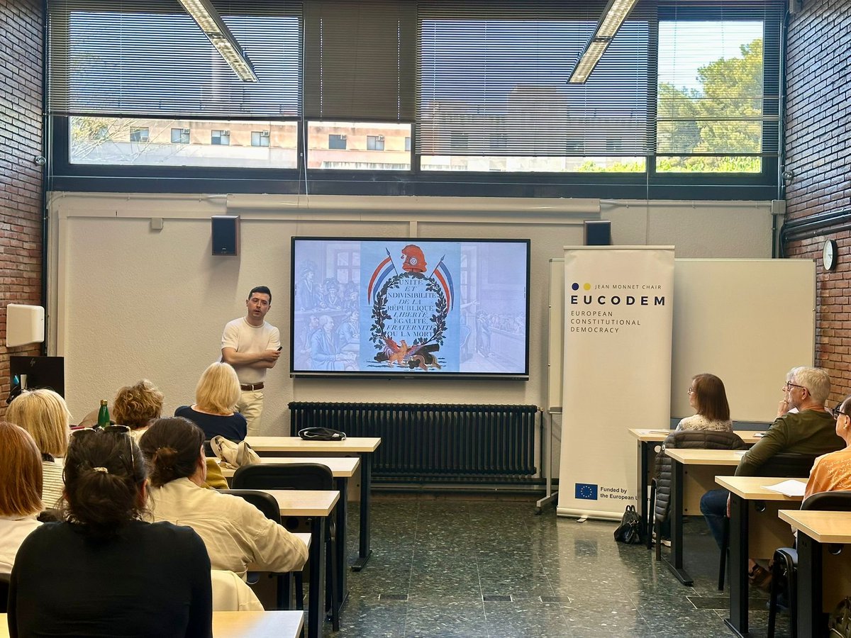 GEDECOUB's tweet photo. Ayer, el Dr. Roger Boada, profesor lector de Derecho Constitucional y miembro de @GEDECOUB-EUCODEM, impartió una charla sobre el juicio a María Antonieta, la revolución y la historia constitucional francesa a los alumnos de la Universitat de l’Experiència en @Dret_UB. https://t.co/AFE7R2zJop