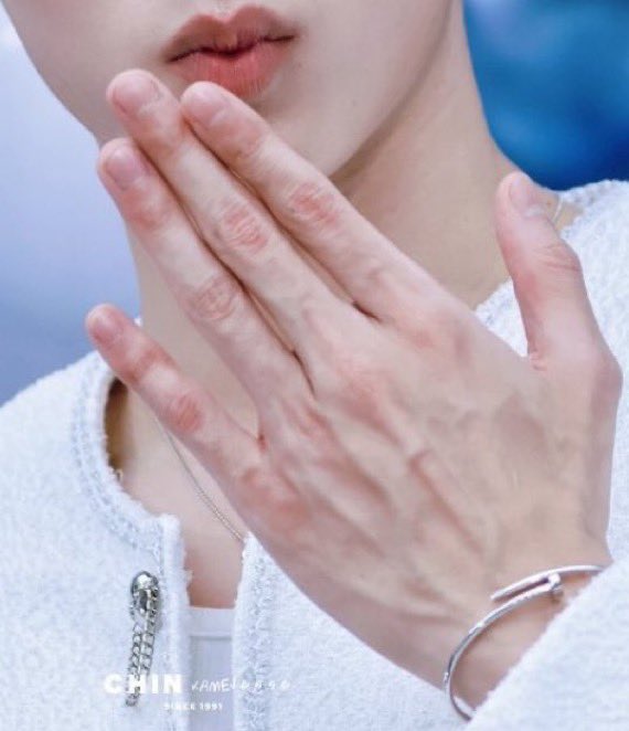 aceayur's tweet photo. His fingers are so long I fear it reach the higher realms of cloudy heaven.
#melaxest #est_rvp #เอสศุภ https://t.co/0698WNQevU