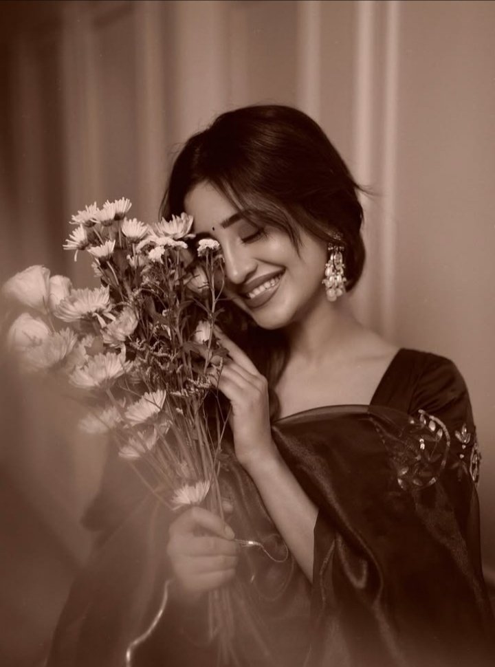 anee2680's tweet photo. Her beauty like these flowers 💐💜✨

#ShivangiJoshi https://t.co/aIyCfa6Yqq