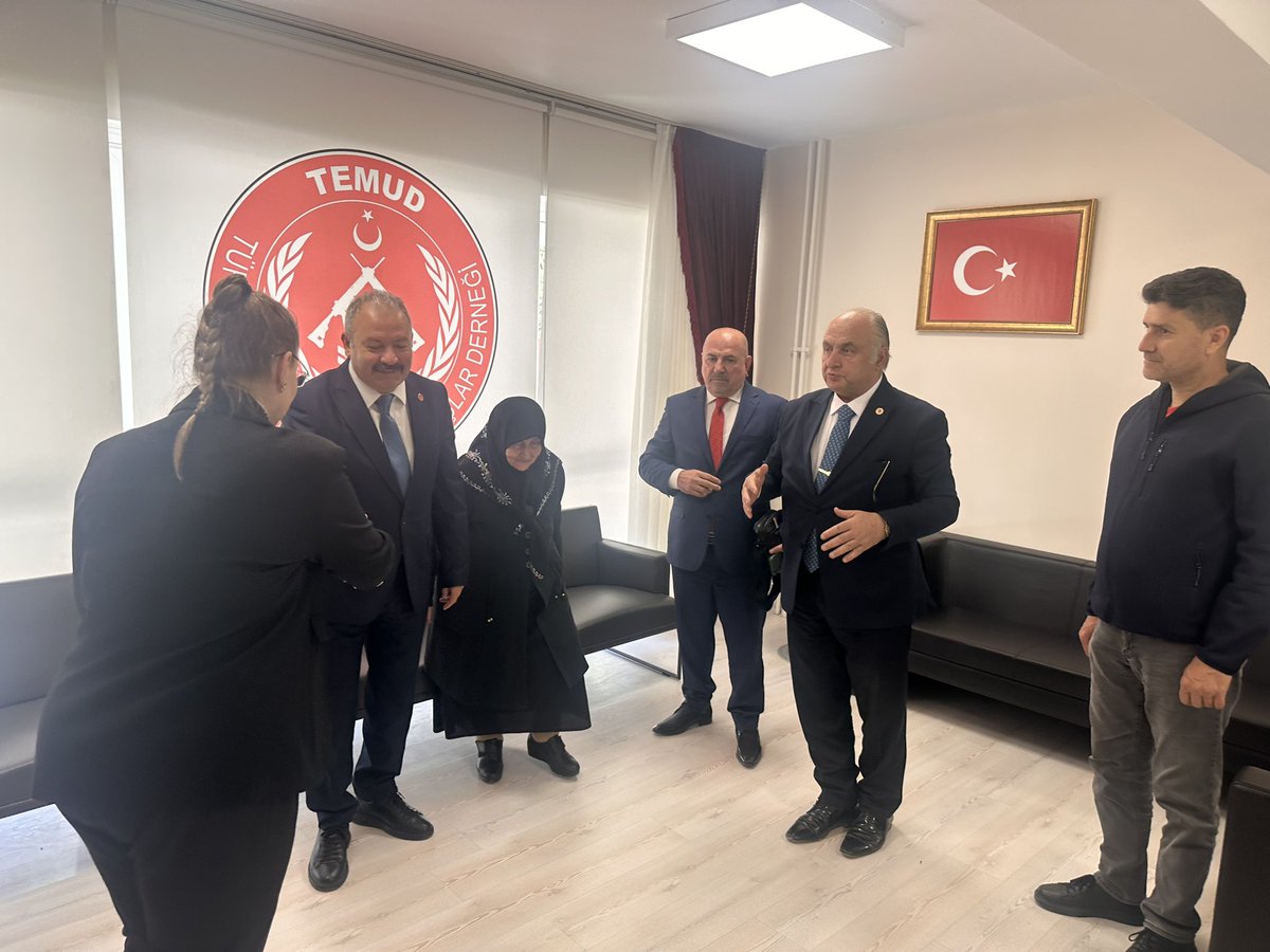 alitilkici38's tweet image. Fetih Partisi Genel Başkanı Sayın Fatih Sinan Yılmaz ve Yönetim Kurulu üyeletini @TEMUD_2024 de ağırladık.
Nazik ziyaretleri ve Kahraman #UzmanÇavuş’ların özlük hakları için verdikleri destekten dolayı Sayın Genel Başkana teşekkür ederiz.
@TEMUD_2024