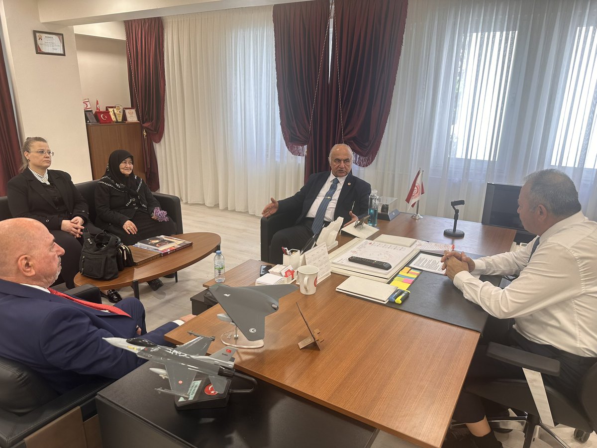 alitilkici38's tweet image. Fetih Partisi Genel Başkanı Sayın Fatih Sinan Yılmaz ve Yönetim Kurulu üyeletini @TEMUD_2024 de ağırladık.
Nazik ziyaretleri ve Kahraman #UzmanÇavuş’ların özlük hakları için verdikleri destekten dolayı Sayın Genel Başkana teşekkür ederiz.
@TEMUD_2024