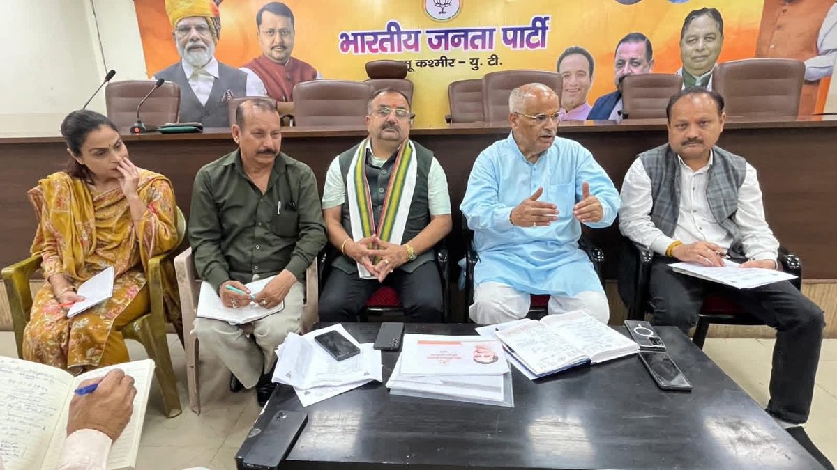 bjpjmudistrict's tweet photo. आज भाजपा मुख्यालय, जम्मू में भाजपा ज़िला जम्मू साउथ की संगठनात्मक बैठक में भाजपा जम्मू कश्मीर संगठन महामंत्री श्री अशोक कौल एवं विधायक श्री विक्रम रंधावा की उपस्थिति में संबोधित किया । @nareshsinghbjp https://t.co/nMNz72PIvS