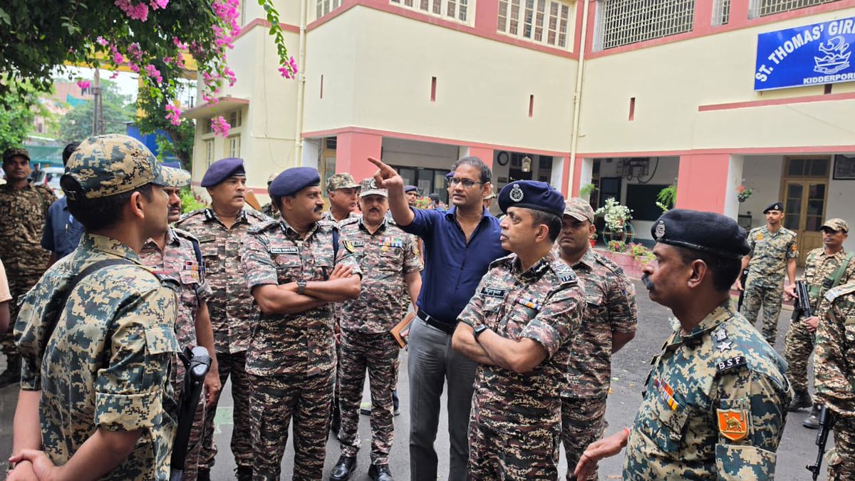 crpfindia's tweet image. Prioritizing safety and security! 

​DG #CRPF, Shri G. P. Singh, IPS, visited St. Thomas Girls’ School, Kidderpore to review security arrangements. By engaging with stakeholders and briefing the troops, he reinforced the commitment to vigilance and ensuring a peaceful environment