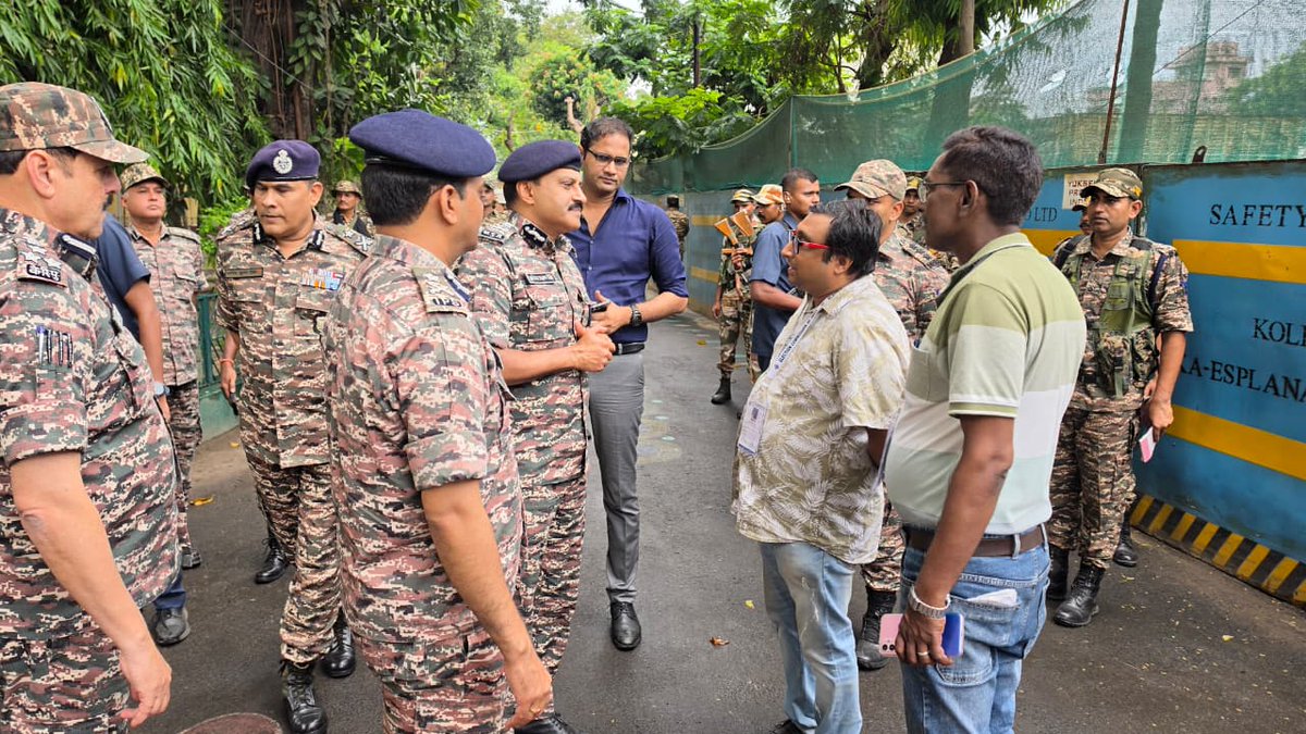 crpfindia's tweet image. Prioritizing safety and security! 

​DG #CRPF, Shri G. P. Singh, IPS, visited St. Thomas Girls’ School, Kidderpore to review security arrangements. By engaging with stakeholders and briefing the troops, he reinforced the commitment to vigilance and ensuring a peaceful environment